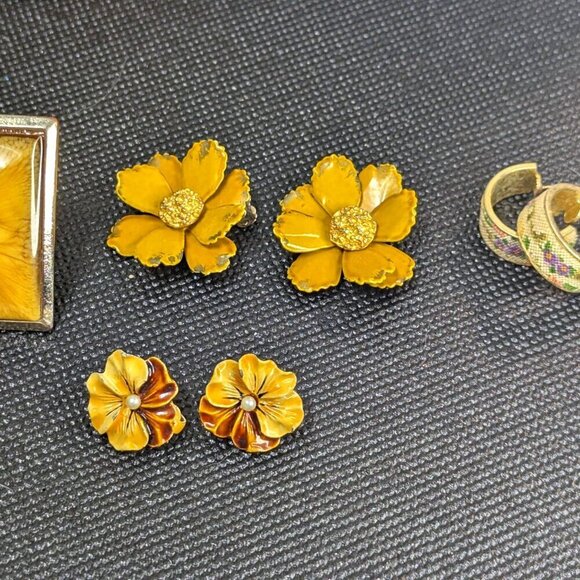 Lot of vintage enamel FLOWER Earrings and Acrylic Ring Sz 7 Clip n Earrings Boho - Picture 2 of 7
